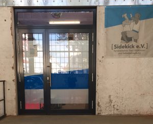 Eingangstür von Sidekick - blauer Raum